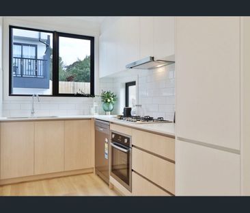 A lifestyle location and sophistication - Photo 1