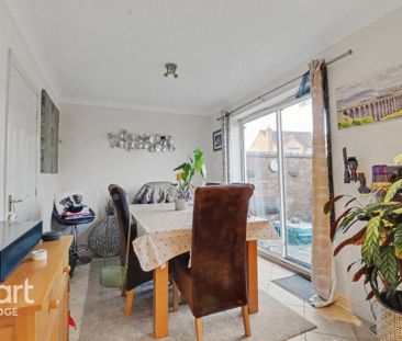 4 bedroom detached house to rent - Photo 2