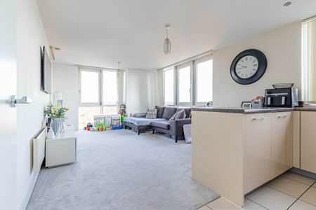1 bed Flat for rent - Photo 2
