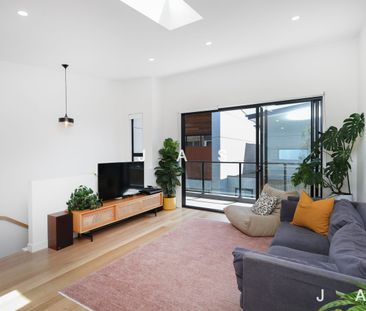 Contemporary Living with Courtyard & Balcony - Photo 4