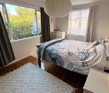 Cosy 3 Bedroom Home with Deck and Garage - Photo 2