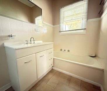 8 Brooks Street, Bright, Vic 3741 - Photo 1