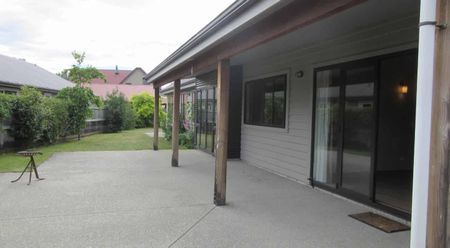 Appealing on Ash - Photo 3