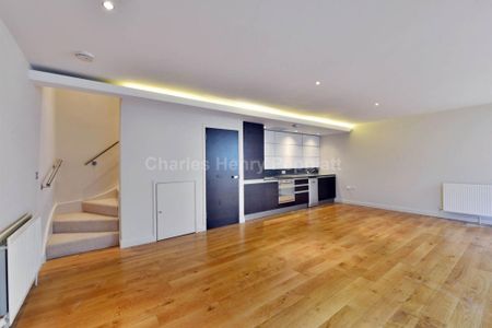 2 bedroom mews to rent - Photo 2