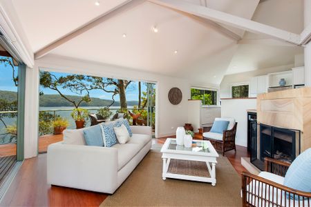 4 Bedroom Deep Waterfront Home - Photo 4