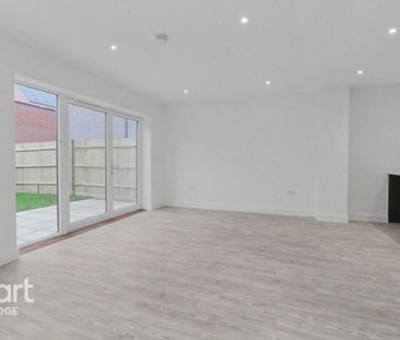 3 bedroom semi-detached house to rent - Photo 2