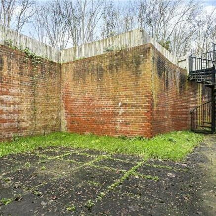 Guildford Park Avenue, Guildford, GU2 - Photo 1