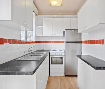 Conveniently Located Modern Apartment - Photo 2