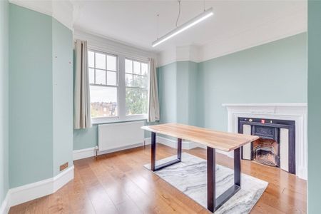 A beautiful three bedroom lateral apartment with excellent built in storage and solid wood floors throughout. EPC C - Photo 5