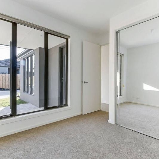 2/137 Market Road, Werribee - Photo 1