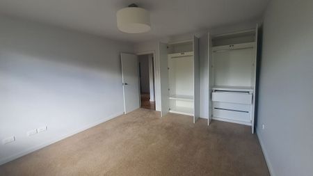 Roslyn 3 Bedroom Apartment - Photo 2