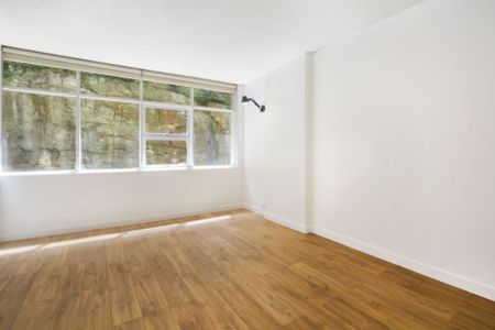 Beautifully Renovated Studio Apartment - Photo 3