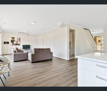 Near new & deceptively spacious - Photo 1