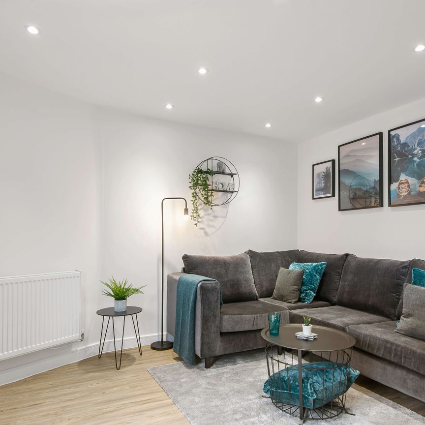 FABULOUS SHARED HOUSE FOR PROFESSIONALS ON POPULAR RESIDENTIAL ESTATE - Photo 1