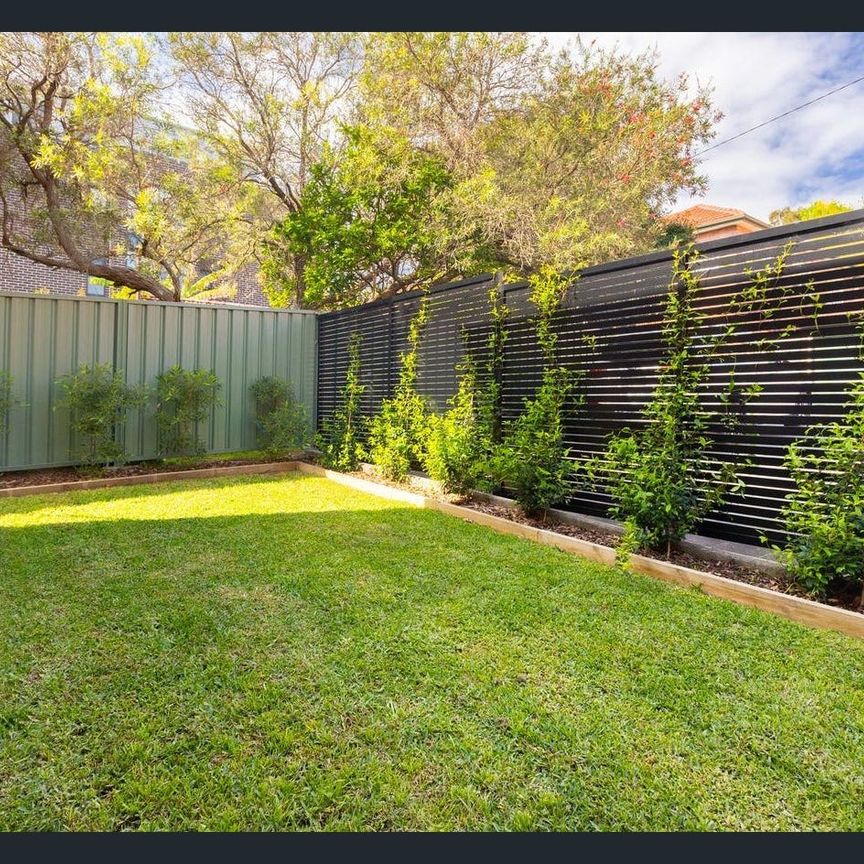 Top Floor 2-bedroom Art Deco Gem With Parking, Ultra-Convenient Location - Photo 1