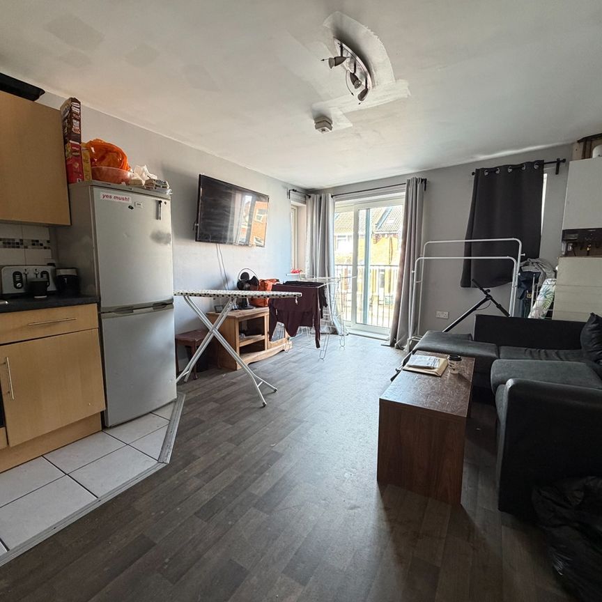 Room in a Shared Flat, Portswood Road, SO17 - Photo 1