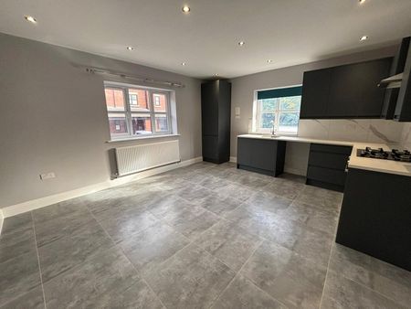 Crescent Drive, Aldershot, Hampshire, GU12 - Photo 2