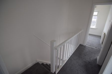 To Let 4 Bed Mid Terraced House - Photo 2