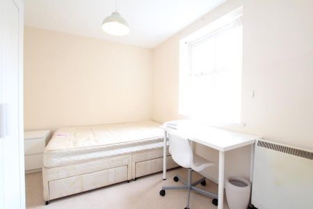 3 bedroom flat to rent - Photo 3