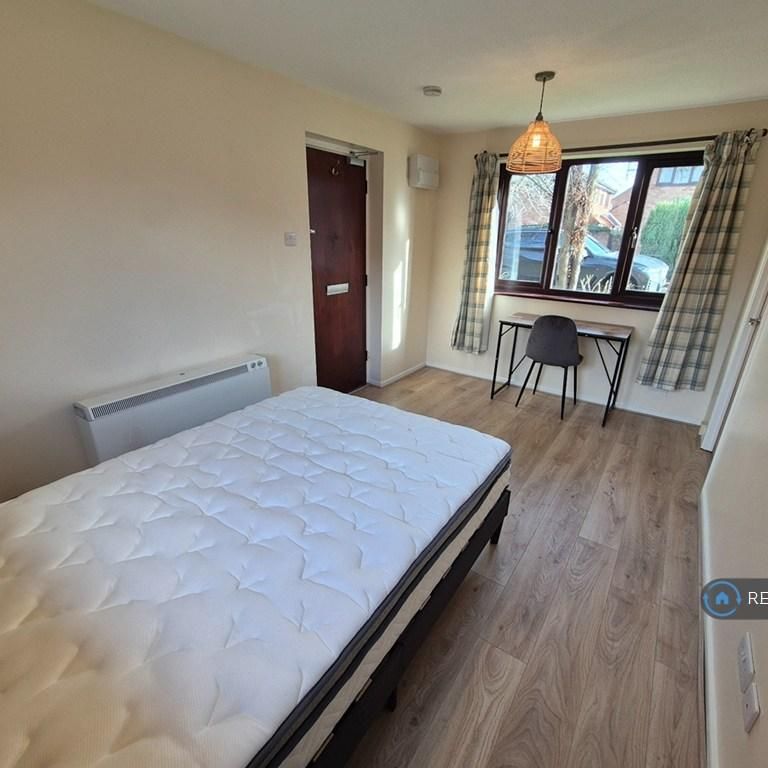 Studio to rent - Photo 1