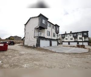 3 Bed 2.5 Bath Dbl Garage Balcony Townhouse For Rent Leduc - Photo 3