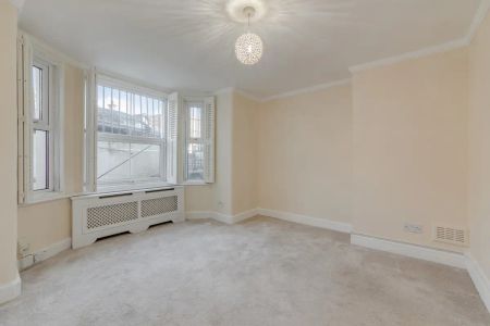 3 bedroom maisonette in London - Photo 5