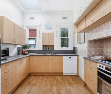 Spacious house in Caulfield South - Photo 4