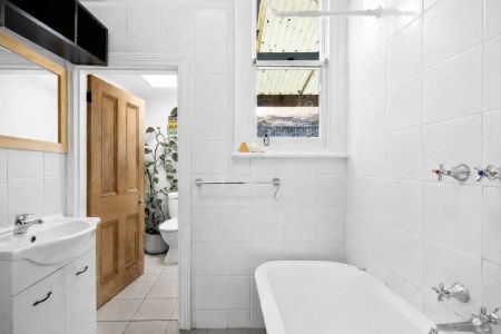 Charming Edwardian in the Heart of St Kilda! - Photo 4