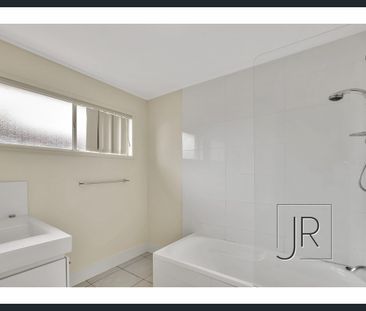 Spacious Waterfront Family Home in Broadbeach Waters - Photo 2