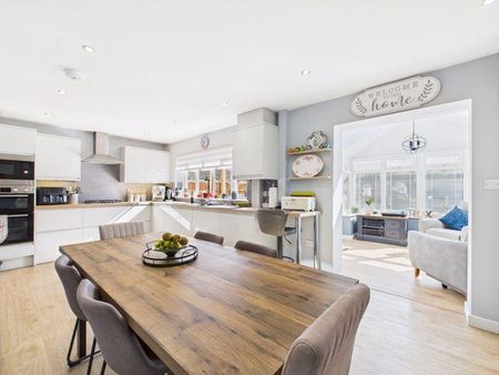 4 bedroom detached house to rent - Photo 2