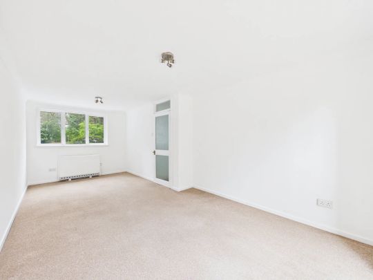 1 bed flat to rent in Branksome Wood Road, Bournemouth, BH4 - Photo 1
