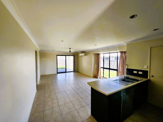 SPACIOUS 4 BEDROOM HOME! - Photo 1