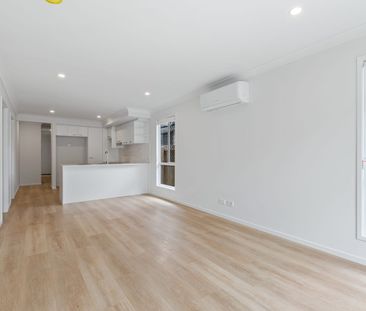 NEAR NEW, STUNNING AND SPACIOUS 4 BEDROOM HOME WITH DOUBLE AIR CONS... - Photo 3