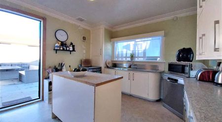 Wonderful Quiet Family Home - Photo 3