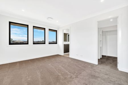 Large 4 Bedroom Home in Eden Estate - Photo 5