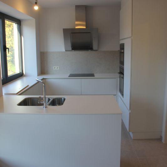 Twee slaapkamer appartement met privé inkom en carport - Photo 1