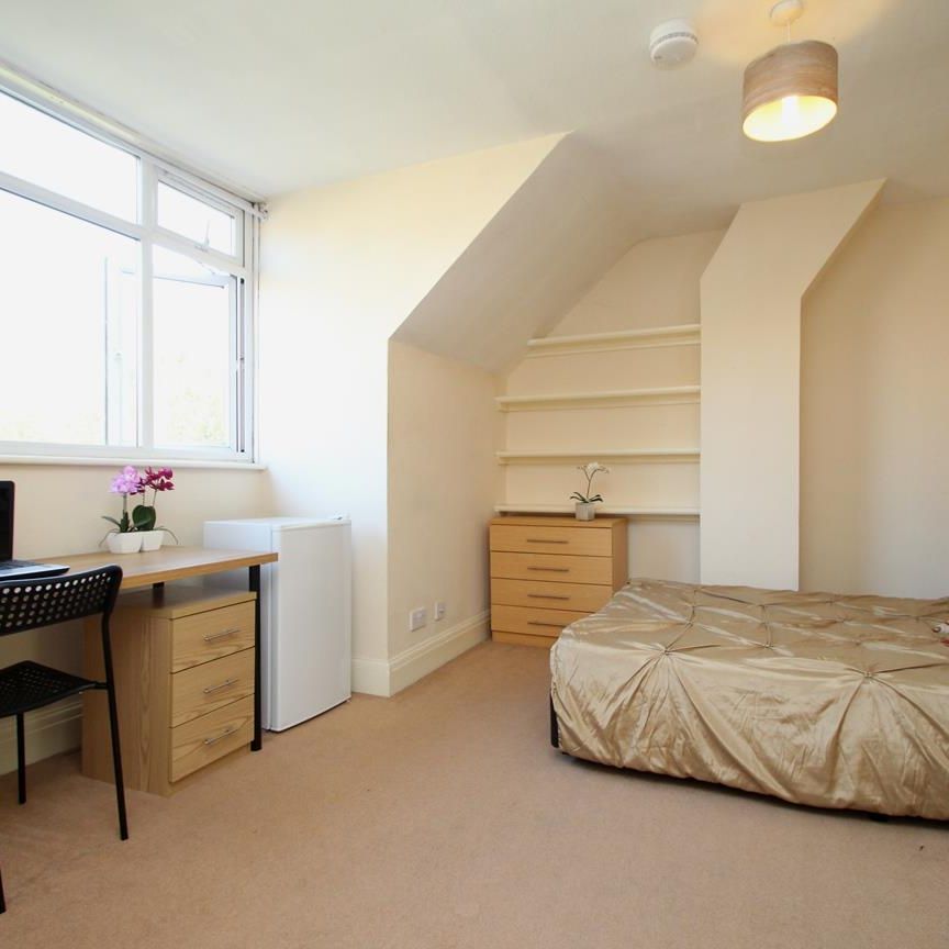 Room 3, 27A, Marlowes, HP1 1LA, Hemel Hempstead - Photo 1