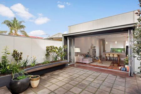 Spacious Villa in the Heart of Mile End! - Photo 3