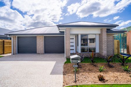 Modern 2 Bedroom Duplex in Convenient Logan Reserve Location - Photo 4