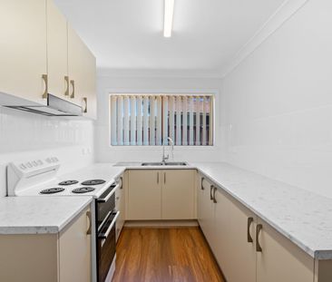 Spacious Three Bedroom Townhouse With Air Conditioning - Photo 3