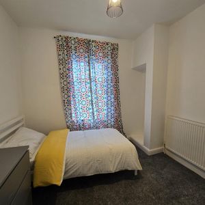 4 bedroom house of multiple occupation to rent - Photo 2