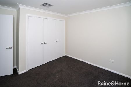 MODERN PROEPRTY IN STUNNING SUBURB - Photo 4