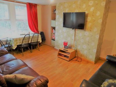 6 bedroom Flat in Hollybank, Leeds - Photo 2