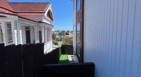 For Rent Ã¢Ãâ¬Ã" Luxury Townhouse with Sea Views Mt Albert - Photo 3
