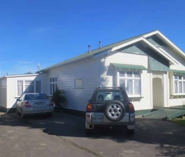 FOUR BEDROOMS + TWO SLEEP OUT - STUDENT RENTAL - Photo 1
