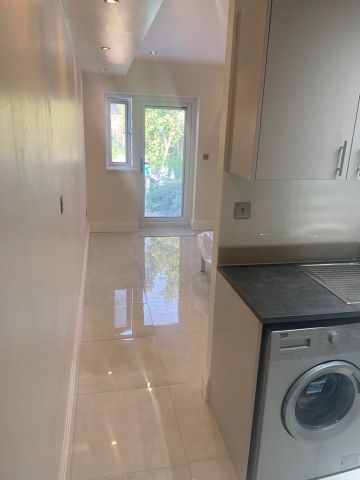 Studio Flat, Hamilton Avenue, IG6 - Photo 5