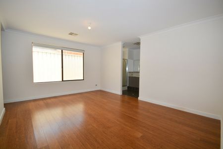 Large Family Home with Swimming Pool! - Photo 4