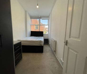 3 bedroom flat to rent - Photo 6