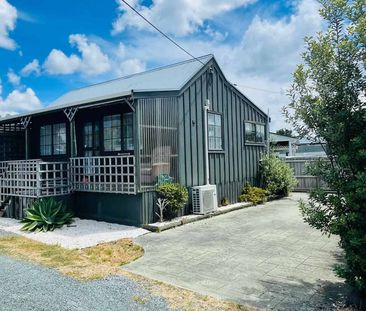 Cute Cottage Opposite the Beach - Photo 3