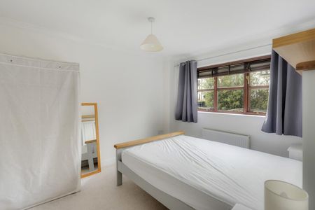 3 Bed End Terrace - Photo 2